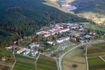 Photographie aérienne de Terrain de l'hôpital de la clinique de psychiatrie et de psychothérapie de l'enfant et de l'adolescent dans le district de Pfalzklinik Landeck à Klingenmünster dans le département Rhénanie-Palatinat, Allemagne