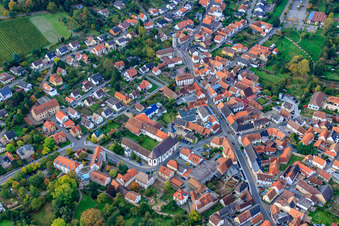 Vue aérienne de Église collégiale à Klingenmünster dans le département Rhénanie-Palatinat, Allemagne
