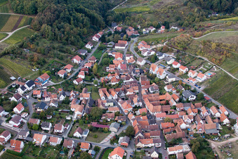 Vue aérienne de Vue sur le village à le quartier Gleishorbach in Gleiszellen-Gleishorbach dans le département Rhénanie-Palatinat, Allemagne