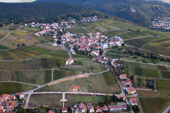 Vue aérienne de Vue d'un village viticole depuis le sud, montrant la chapelle Saint-Denys et le cimetière. à le quartier Gleiszellen in Gleiszellen-Gleishorbach dans le département Rhénanie-Palatinat, Allemagne