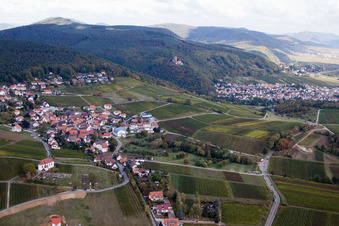 Vue aérienne de Vue d'un village viticole depuis le sud-ouest, montrant la chapelle Saint-Denys et le cimetière. à le quartier Gleiszellen in Gleiszellen-Gleishorbach dans le département Rhénanie-Palatinat, Allemagne