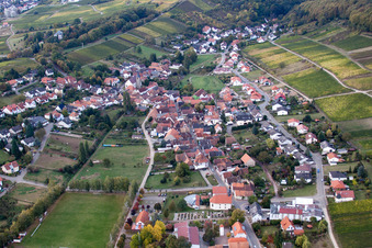 Vue aérienne de Du nord-est à le quartier Pleisweiler in Pleisweiler-Oberhofen dans le département Rhénanie-Palatinat, Allemagne