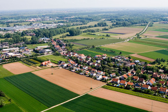 Vue aérienne de Du sud-ouest à le quartier Mörlheim in Landau in der Pfalz dans le département Rhénanie-Palatinat, Allemagne
