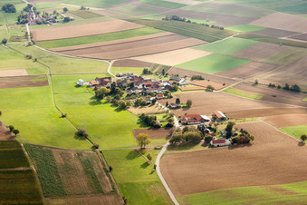 Vue aérienne de Ferme en bordure de champs cultivés à le quartier Deutschhof in Kapellen-Drusweiler dans le département Rhénanie-Palatinat, Allemagne