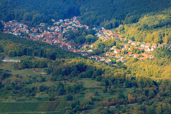 Vue aérienne de Village caché dans la forêt du Palatinat à Dörrenbach dans le département Rhénanie-Palatinat, Allemagne