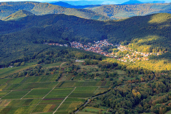 Vue aérienne de Village caché dans la forêt du Palatinat à Dörrenbach dans le département Rhénanie-Palatinat, Allemagne