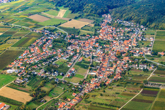 Vue aérienne de Village viticole au bord du Haardt à Oberotterbach dans le département Rhénanie-Palatinat, Allemagne