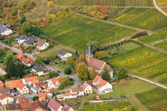 Protestation. Église à le quartier Rechtenbach in Schweigen-Rechtenbach dans le département Rhénanie-Palatinat, Allemagne depuis l'avion