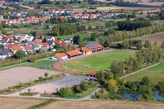 Photographie aérienne de Terrains de sport de Sportfreunde Steinfeld et Wiesentalhalle à Steinfeld dans le département Rhénanie-Palatinat, Allemagne