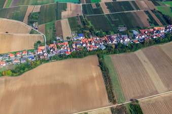 Vue aérienne de Vue du village depuis le sud-ouest à Vollmersweiler dans le département Rhénanie-Palatinat, Allemagne