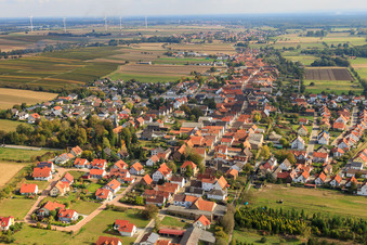 Vue aérienne de Vue du village depuis le sud-ouest à Freckenfeld dans le département Rhénanie-Palatinat, Allemagne