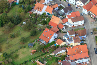 Vue oblique de Rue Eichstr. à Minfeld dans le département Rhénanie-Palatinat, Allemagne