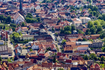 Vue aérienne de Rue principale supérieure à Herxheim bei Landau dans le département Rhénanie-Palatinat, Allemagne