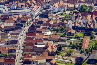 Vue aérienne de Rue principale supérieure à Herxheim bei Landau dans le département Rhénanie-Palatinat, Allemagne