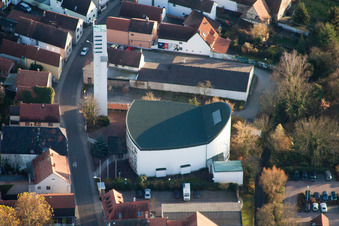 Vue aérienne de Église paroissiale catholique de Saint-Gilles à Wörth am Rhein dans le département Rhénanie-Palatinat, Allemagne