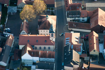 Vue aérienne de Ancien hôtel de ville et église protestante à Wörth am Rhein dans le département Rhénanie-Palatinat, Allemagne
