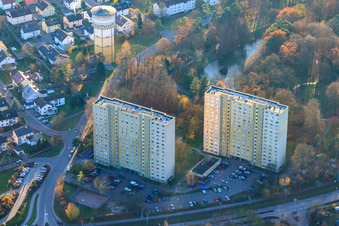 Vue aérienne de Immeubles de grande hauteur près du château d'eau dans le quartier de Dorschberg à Wörth am Rhein dans le département Rhénanie-Palatinat, Allemagne