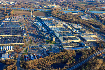 Vue aérienne de Industriepark Wörth GmbH avec l'usine Mercedes-Benz Wörth de Daimler AG à Wörth am Rhein dans le département Rhénanie-Palatinat, Allemagne