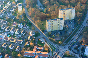 Vue aérienne de Immeubles de grande hauteur près du château d'eau dans le quartier de Dorschberg à Wörth am Rhein dans le département Rhénanie-Palatinat, Allemagne