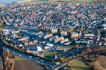 Vue aérienne de Passage piétonnier pour la B10 devant les immeubles de la Pforzer Straße, côté nord à le quartier Maximiliansau in Wörth am Rhein dans le département Rhénanie-Palatinat, Allemagne