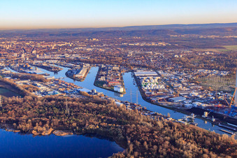 Vue aérienne de Port du Rhin Karlsruhe à le quartier Mühlburg in Karlsruhe dans le département Bade-Wurtemberg, Allemagne