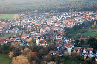 Vue sur le village à Berg dans le département Rhénanie-Palatinat, Allemagne hors des airs