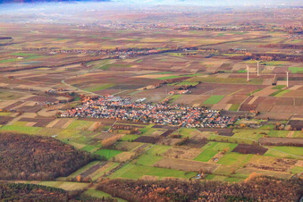 Vue aérienne de Vue du village depuis le sud à Minfeld dans le département Rhénanie-Palatinat, Allemagne