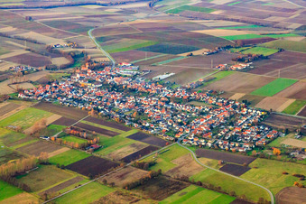Vue aérienne de Vue du village depuis le sud-est à Minfeld dans le département Rhénanie-Palatinat, Allemagne