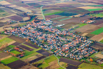 Vue aérienne de Vue du village depuis le sud-est à Minfeld dans le département Rhénanie-Palatinat, Allemagne
