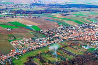 Vue aérienne de Saarstrasse depuis le sud-ouest à Kandel dans le département Rhénanie-Palatinat, Allemagne