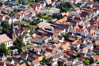 Vue aérienne de Sainte-Marie de l'Assomption à Herxheim bei Landau dans le département Rhénanie-Palatinat, Allemagne