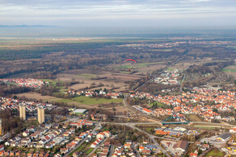 Vue aérienne de Vue de la ville depuis le sud à Wörth am Rhein dans le département Rhénanie-Palatinat, Allemagne