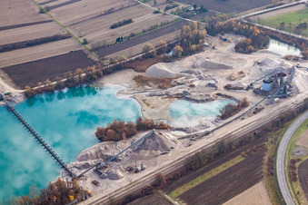 Vue aérienne de Lac de carrière HBM Hagenbacher Bau Mineralstoffe GmbH&Co.KG à Hagenbach dans le département Rhénanie-Palatinat, Allemagne