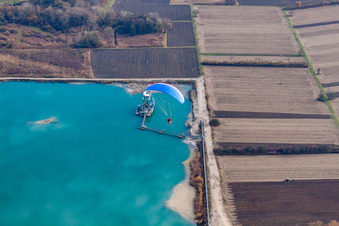 Vue aérienne de Lac de carrière HBM Hagenbacher Bau Mineralstoffe GmbH&Co.KG à Hagenbach dans le département Rhénanie-Palatinat, Allemagne