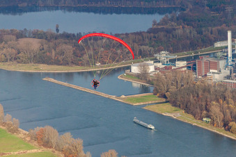 Vue aérienne de Entrée du port de Karlsruhe, port du Rhin à le quartier Mühlburg in Karlsruhe dans le département Bade-Wurtemberg, Allemagne