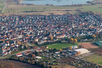 Vue aérienne de Vue de la ville depuis l'ouest à le quartier Forchheim in Rheinstetten dans le département Bade-Wurtemberg, Allemagne