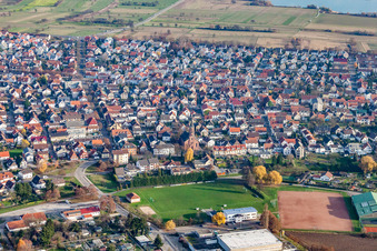 Vue aérienne de L'église Saint-Martin derrière le terrain de sport à le quartier Forchheim in Rheinstetten dans le département Bade-Wurtemberg, Allemagne