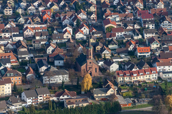 Vue aérienne de Église Saint-Martin à le quartier Forchheim in Rheinstetten dans le département Bade-Wurtemberg, Allemagne
