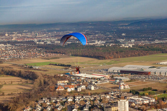 Vue aérienne de Parapente devant la DM Arena à le quartier Forchheim in Rheinstetten dans le département Bade-Wurtemberg, Allemagne