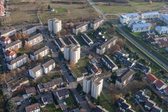 Vue aérienne de Oberfeldstraße vue du nord à le quartier Forchheim in Rheinstetten dans le département Bade-Wurtemberg, Allemagne
