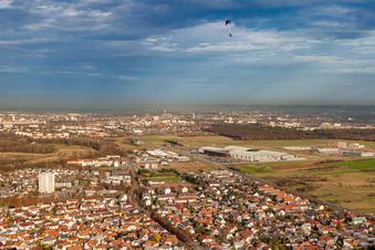 Vue aérienne de Parapentes au-dessus de la DM Arena à le quartier Forchheim in Rheinstetten dans le département Bade-Wurtemberg, Allemagne