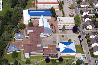 Vue aérienne de Terrain et complexe de bâtiments du centre scolaire (Palatinat) à Herxheim bei Landau dans le département Rhénanie-Palatinat, Allemagne