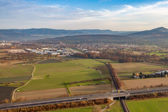 Vue aérienne de Vue de la ville depuis l'ouest à Kuppenheim dans le département Bade-Wurtemberg, Allemagne