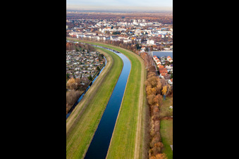 Vue aérienne de Cours de la Murg au Flößerbach à Rastatt dans le département Bade-Wurtemberg, Allemagne