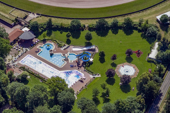 Vue aérienne de Piscine extérieure forestière à Herxheim bei Landau dans le département Rhénanie-Palatinat, Allemagne