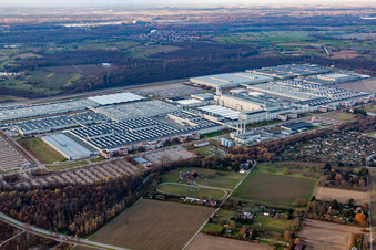 Vue aérienne de Daimler AG du sud-est à Rastatt dans le département Bade-Wurtemberg, Allemagne