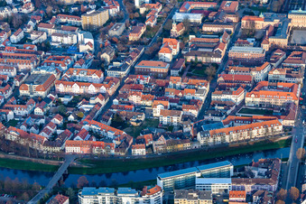 Vue aérienne de Murgstr entre le pont d'éclusage et d'ancrage à Rastatt dans le département Bade-Wurtemberg, Allemagne