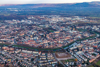 Vue aérienne de Centre-ville depuis le sud-est à Rastatt dans le département Bade-Wurtemberg, Allemagne
