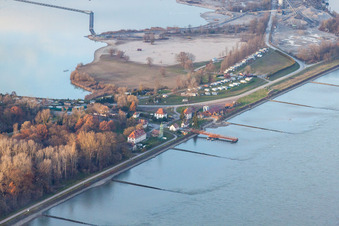 Vue aérienne de Traversier à Seltz dans le département Bas Rhin, France