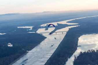 Vue oblique de Sous le verrou d'Iffezheim à Beinheim dans le département Bas Rhin, France